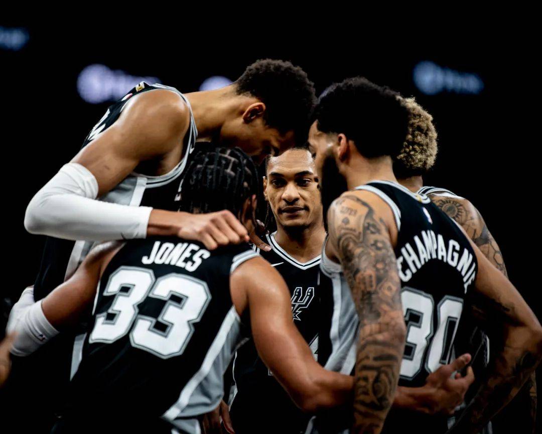 篮下造犯规 篮下造犯规